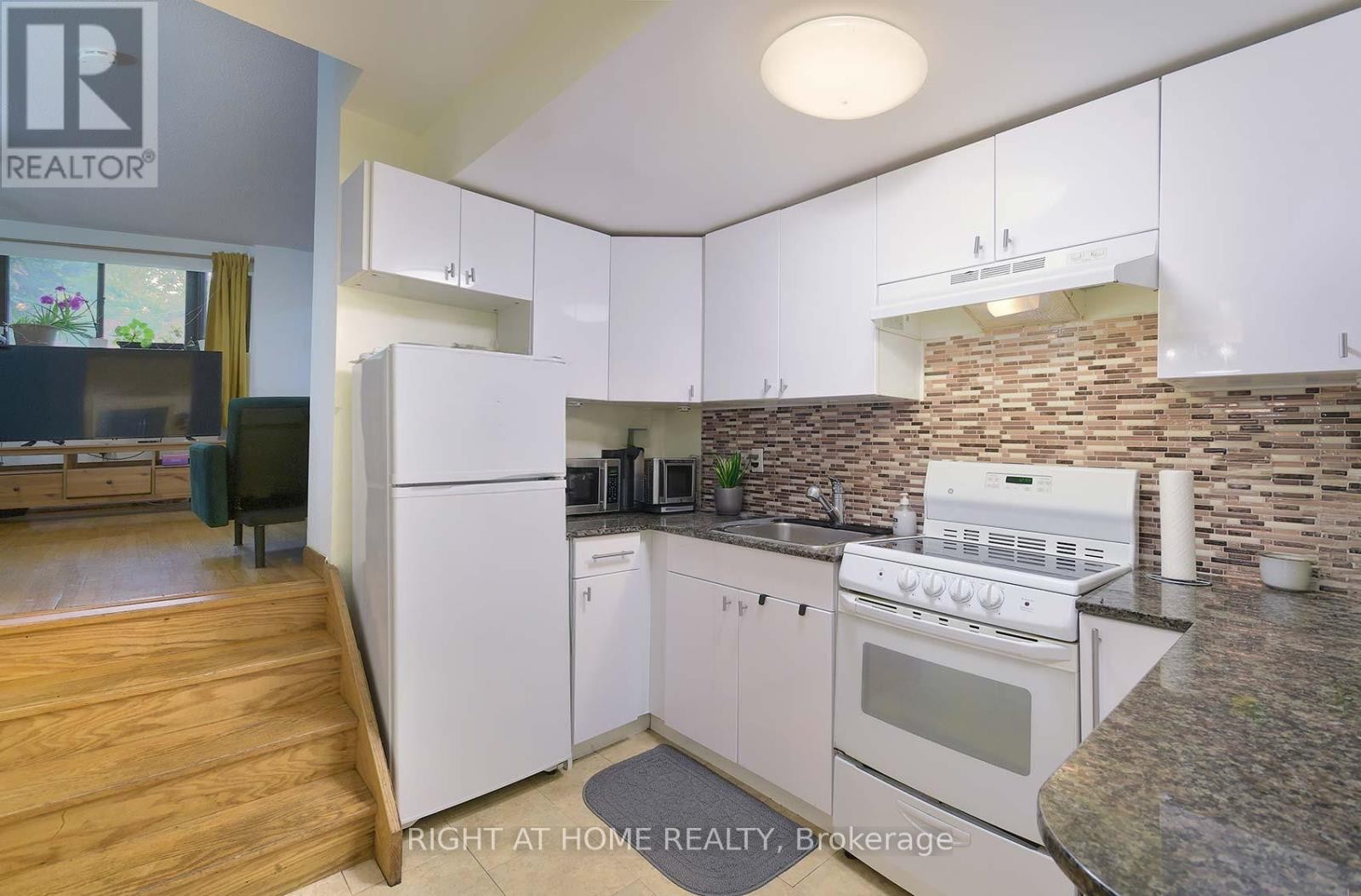 












C - 164 QUEBEC AVENUE

,
Toronto (High Park North),




Ontario
M6P2T8

