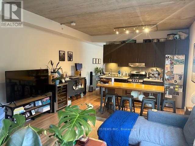 












7 - 2945 DUNDAS STREET W

,
Toronto (Junction Area),




Ontario
M6P1Z2

