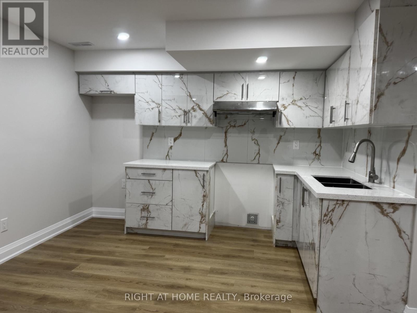 












15 PERDITA ROAD

,
Brampton (Bram West),




Ontario
L6Y0C3


