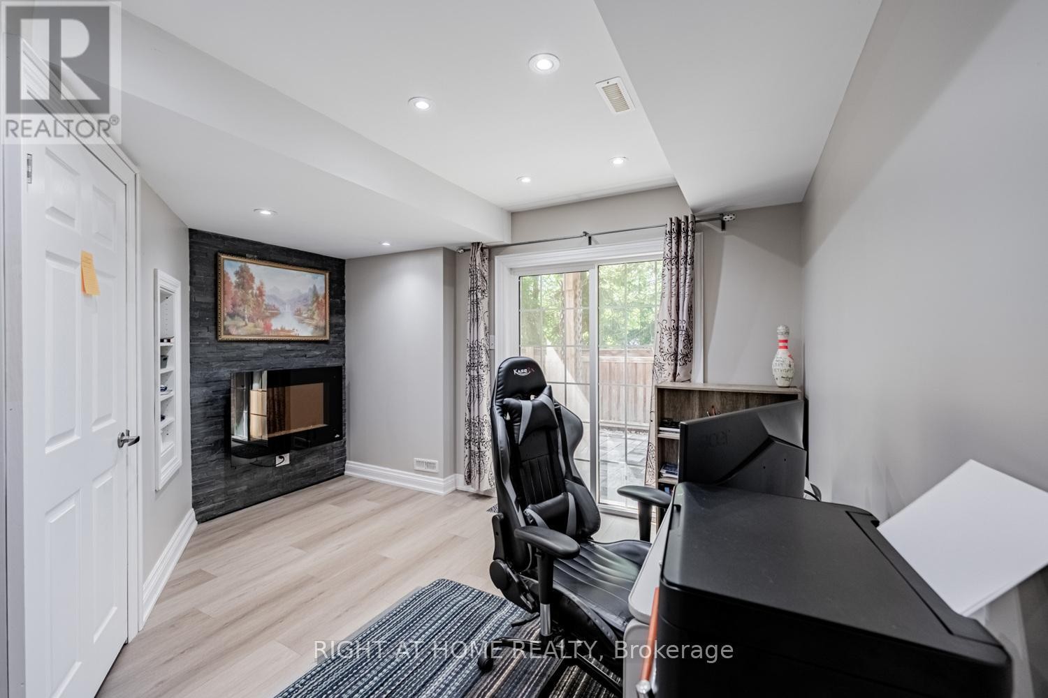 












33 PROMENADE TRAIL

,
Halton Hills (Georgetown),




Ontario
L7G0G8

