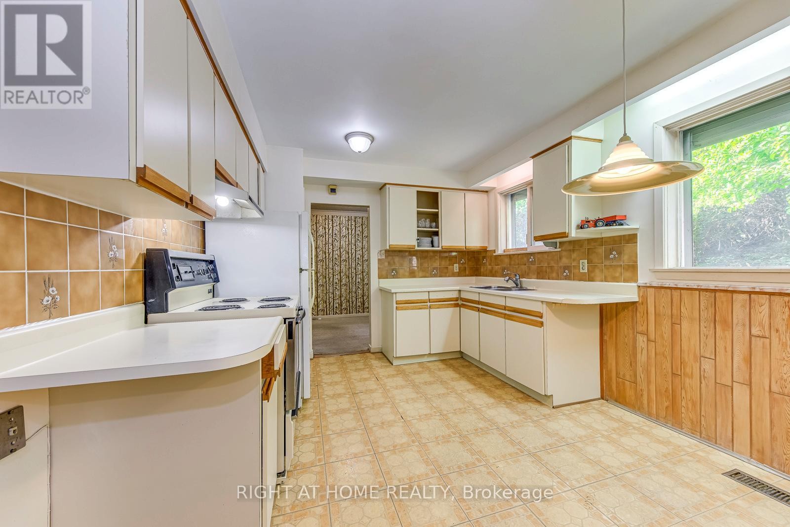 












2572 ISLINGTON AVENUE

,
Toronto (Thistletown-Beaumonde Heights),




Ontario
M9V2X2

