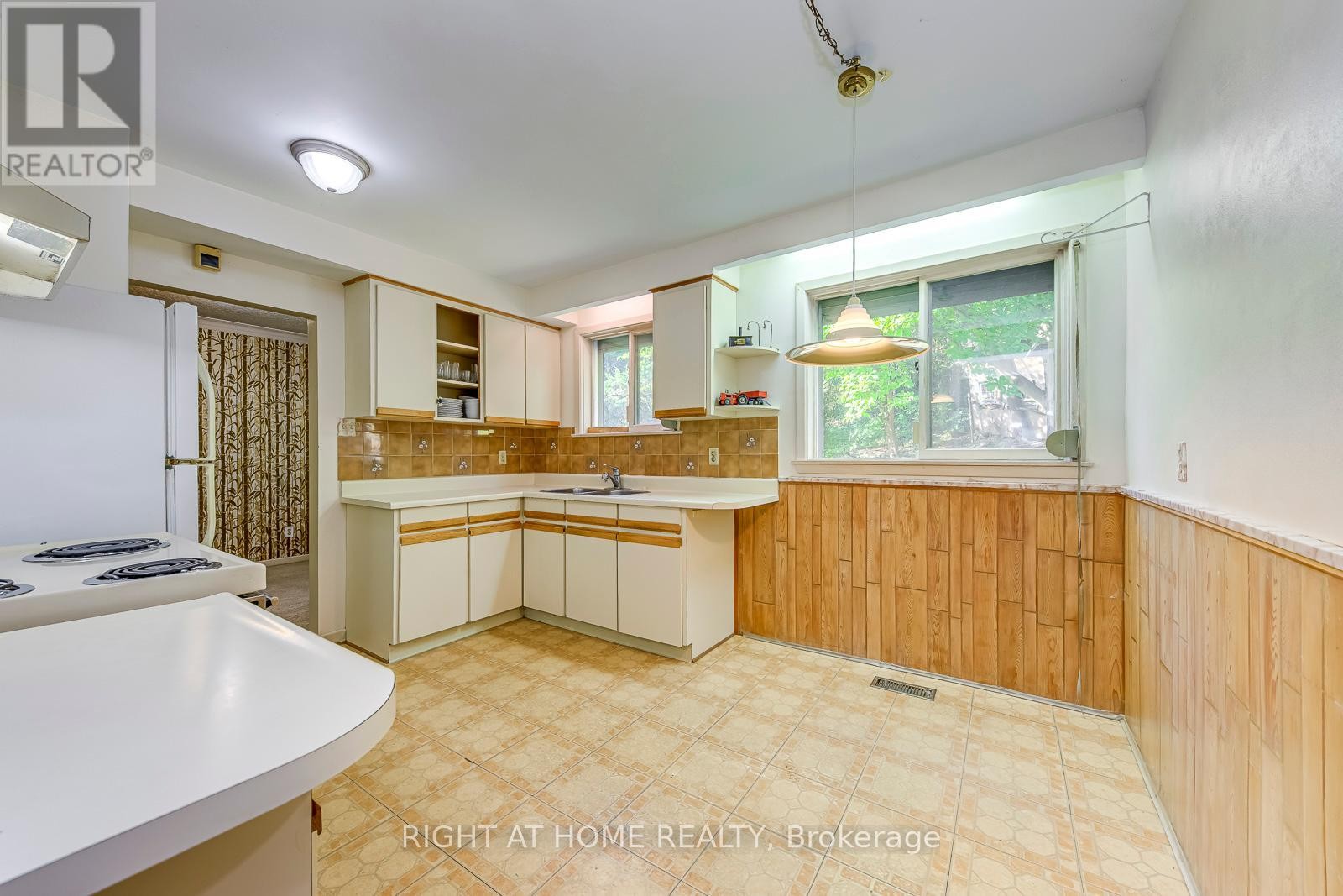 












2572 ISLINGTON AVENUE

,
Toronto (Thistletown-Beaumonde Heights),




Ontario
M9V2X2


