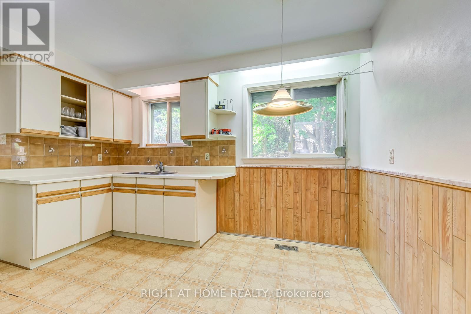 












2572 ISLINGTON AVENUE

,
Toronto (Thistletown-Beaumonde Heights),




Ontario
M9V2X2


