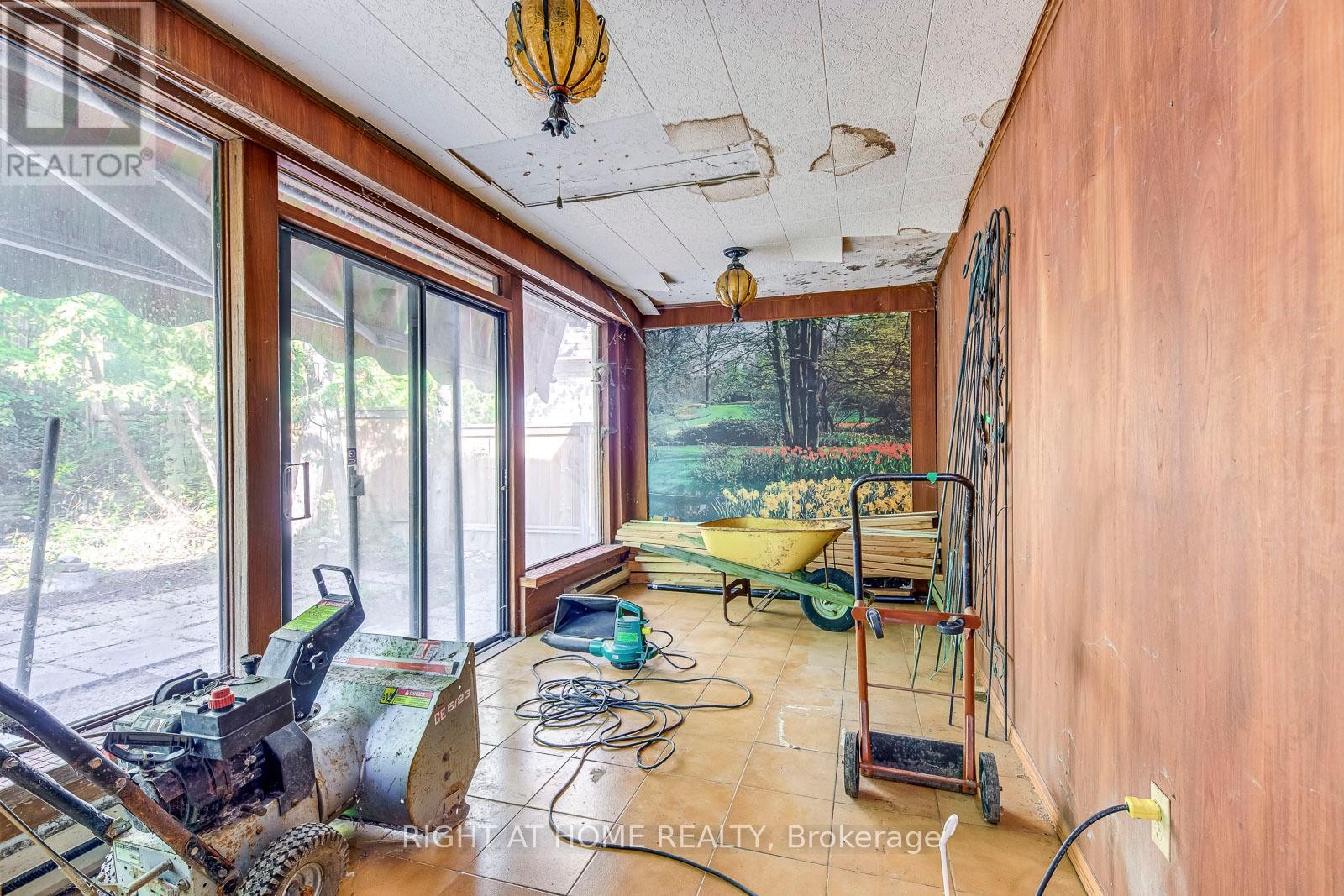 












2572 ISLINGTON AVENUE

,
Toronto (Thistletown-Beaumonde Heights),




Ontario
M9V2X2

