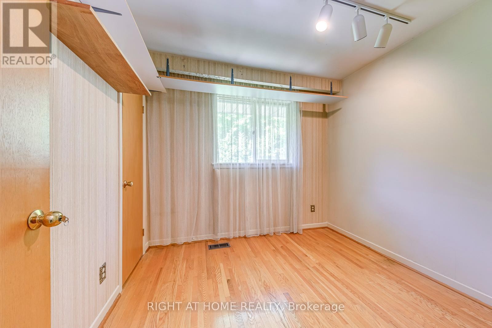 












2572 ISLINGTON AVENUE

,
Toronto (Thistletown-Beaumonde Heights),




Ontario
M9V2X2

