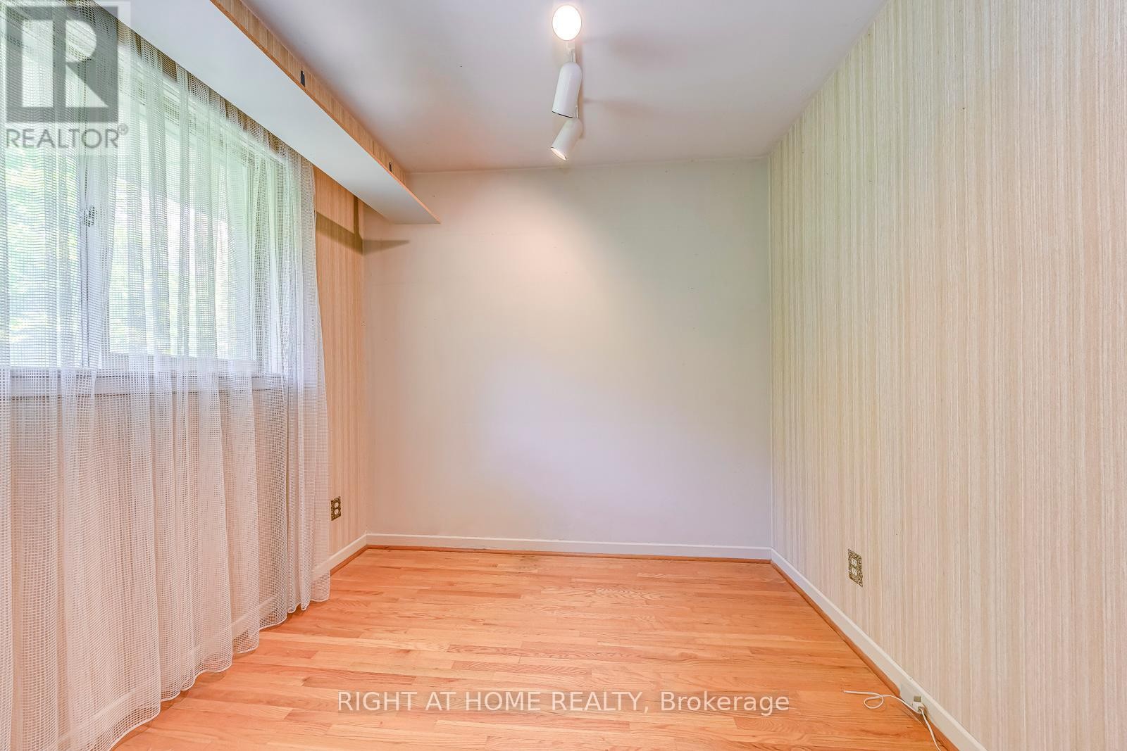 












2572 ISLINGTON AVENUE

,
Toronto (Thistletown-Beaumonde Heights),




Ontario
M9V2X2

