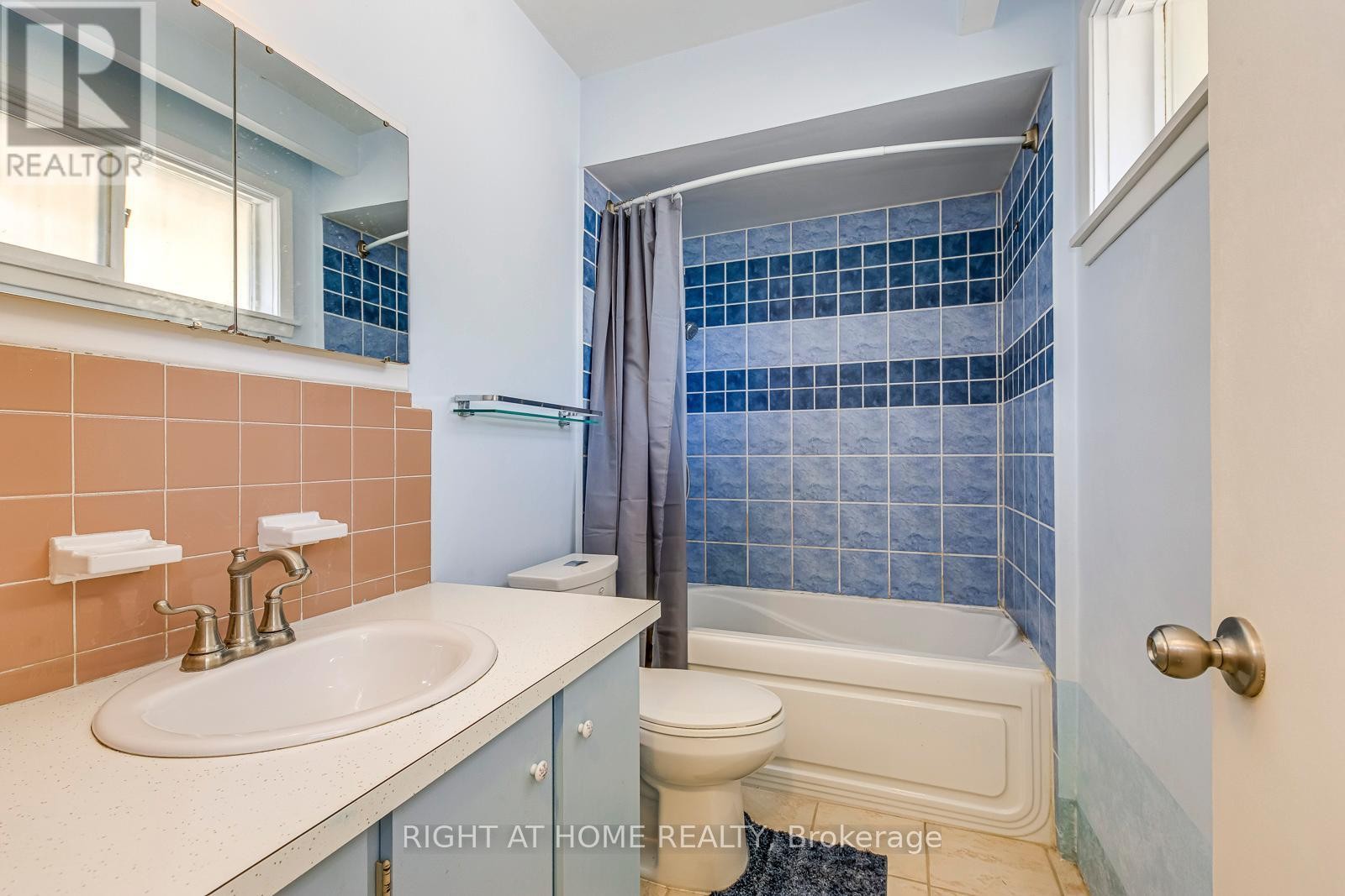 












2572 ISLINGTON AVENUE

,
Toronto (Thistletown-Beaumonde Heights),




Ontario
M9V2X2

