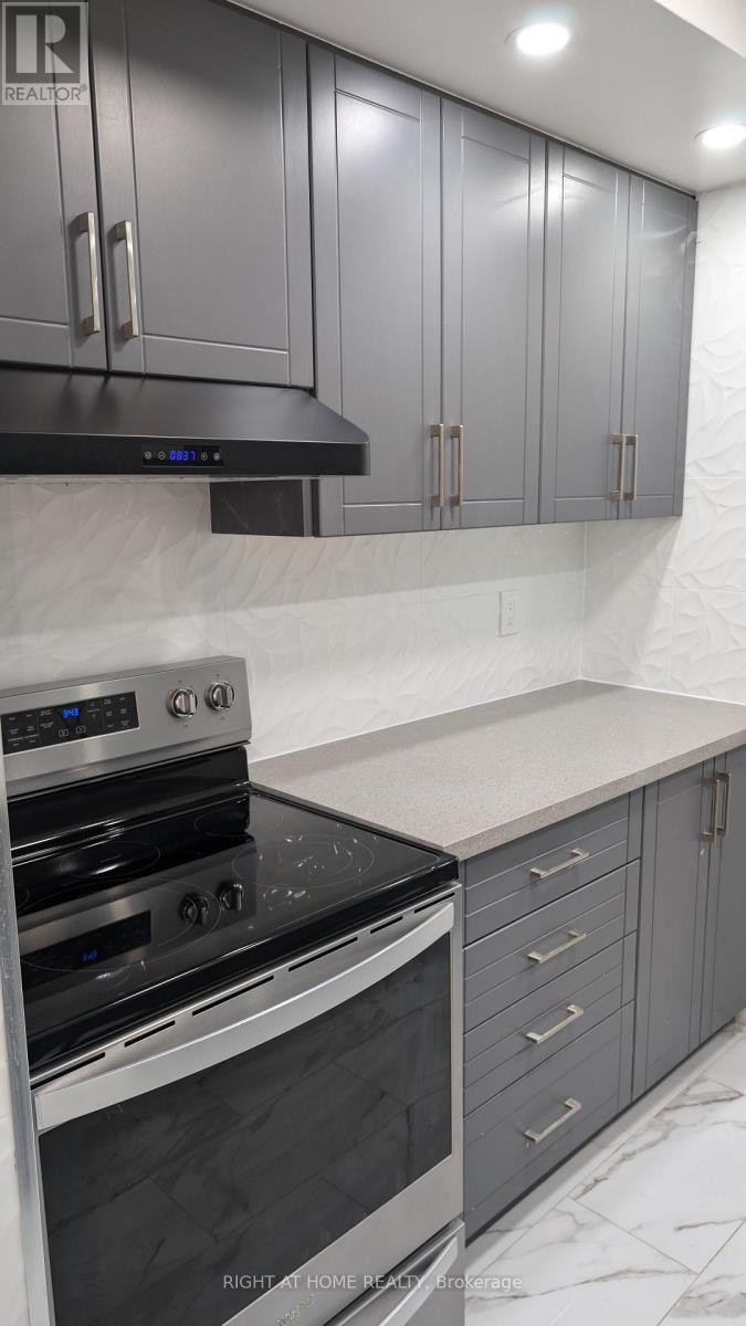 












1115 - 340 DIXON ROAD N

,
Toronto (Kingsview Village-The Westway),




Ontario
M9R1T1

