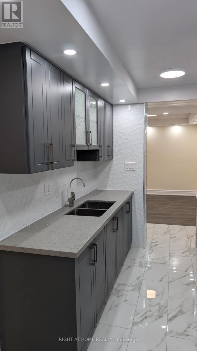 












1115 - 340 DIXON ROAD N

,
Toronto (Kingsview Village-The Westway),




Ontario
M9R1T1

