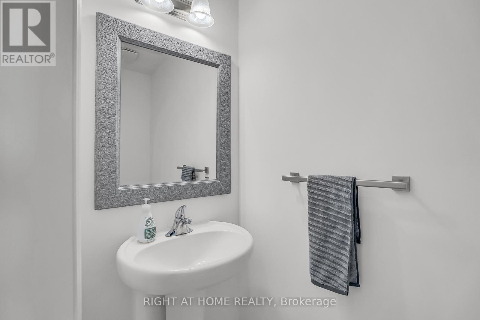 












88 WINTERTON COURT N

,
Orangeville,




Ontario
L9W6Z7

