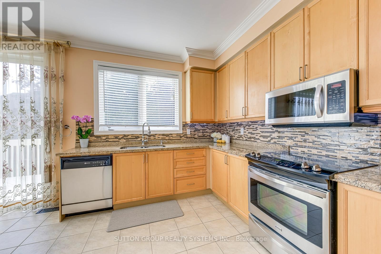 












2207 KWINTER ROAD

,
Oakville (WM Westmount),




Ontario
L6M0G1

