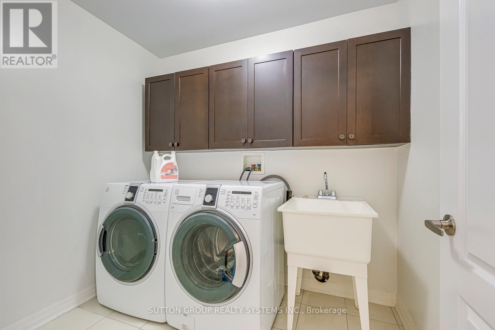 












2207 KWINTER ROAD

,
Oakville (WM Westmount),




Ontario
L6M0G1

