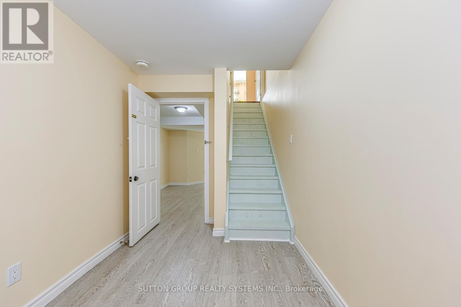 












2207 KWINTER ROAD

,
Oakville (WM Westmount),




Ontario
L6M0G1

