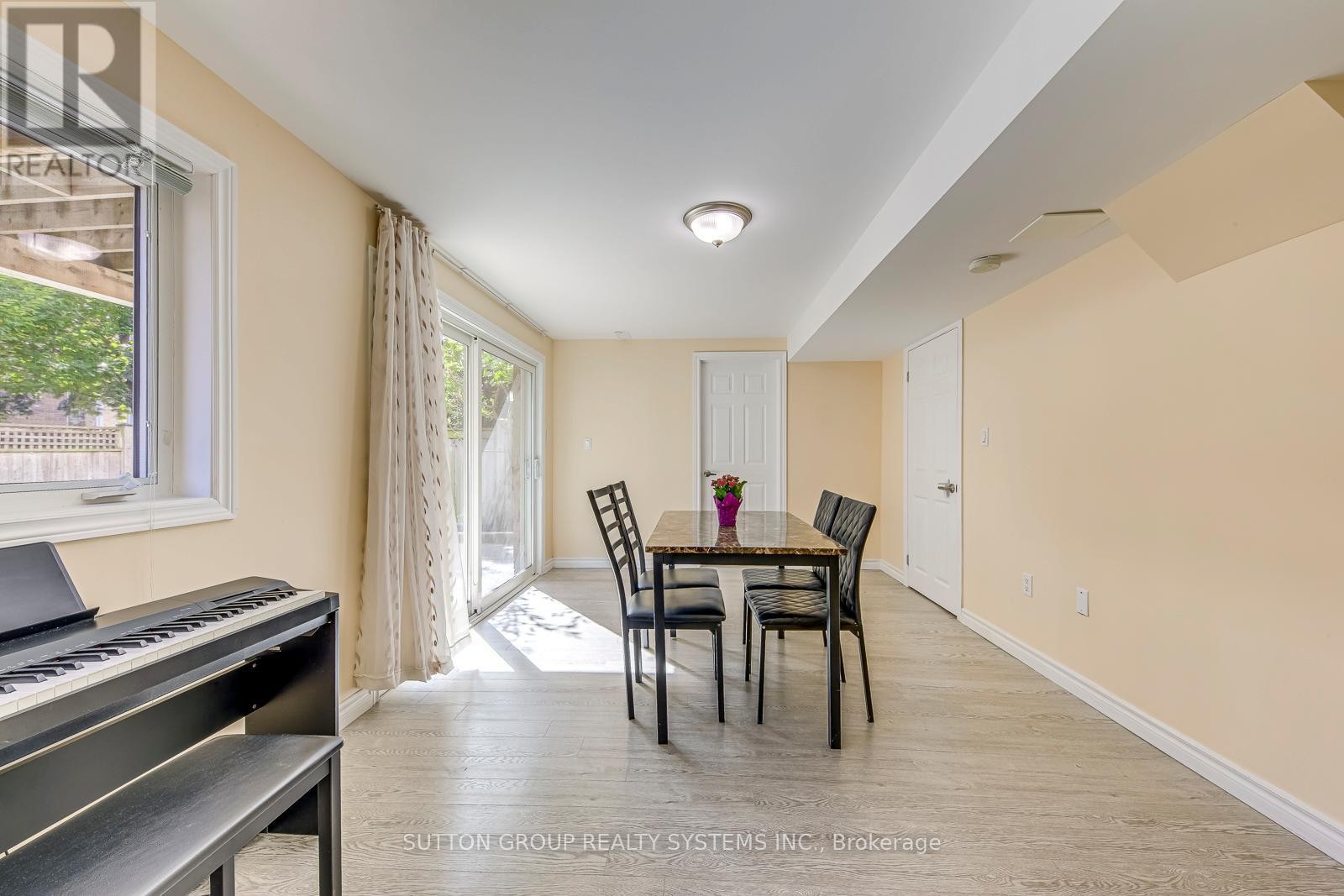 












2207 KWINTER ROAD

,
Oakville (WM Westmount),




Ontario
L6M0G1

