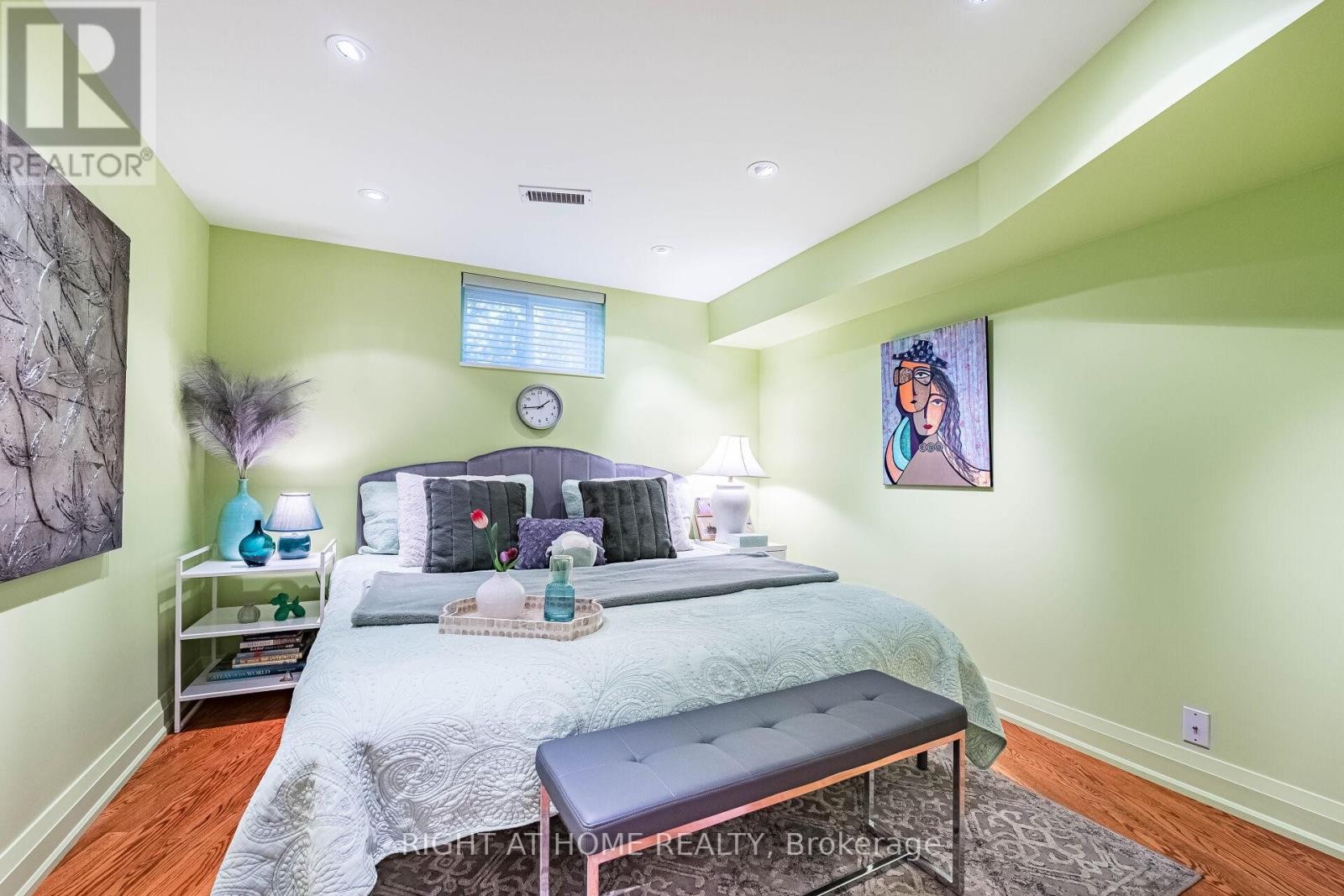 












1 FRIARS LANE

,
Toronto (Princess-Rosethorn),




Ontario
M9A1T6

