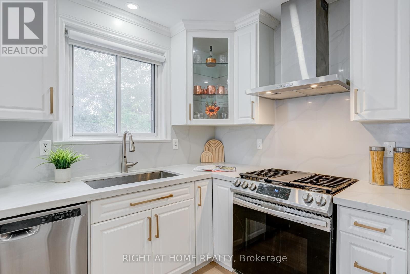 












19 JEFFERSON ROAD

,
Brampton (Northgate),




Ontario
L6S2G6

