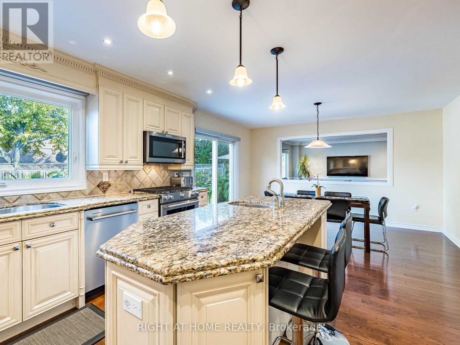 












1477 BALLANTRAE DRIVE

,
Mississauga (East Credit),




Ontario
L5M3N6

