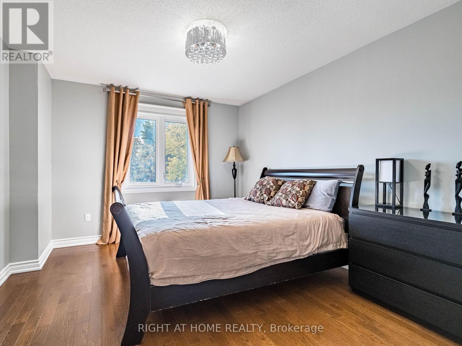 












1477 BALLANTRAE DRIVE

,
Mississauga (East Credit),




Ontario
L5M3N6

