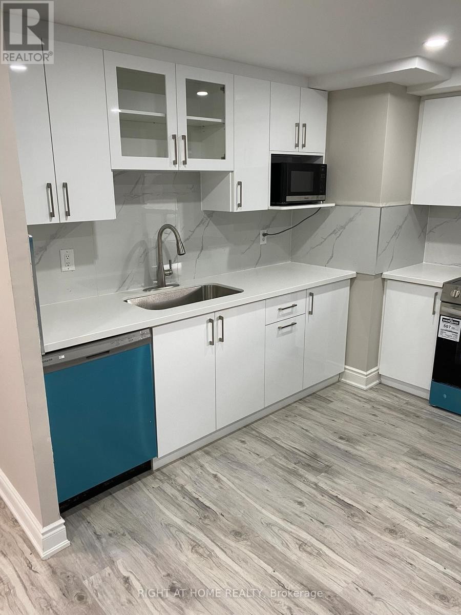 












4 - 180 MISSISSAUGA VALLEY BOULEVARD

,
Mississauga (Mississauga Valleys),




Ontario
L5A3M2


