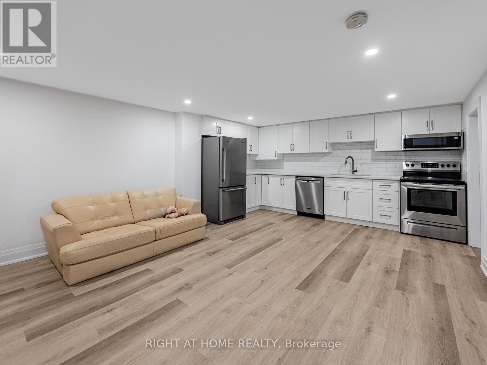 












883 FRANCIS ROAD

,
Burlington (LaSalle),




Ontario
L7T3Y3

