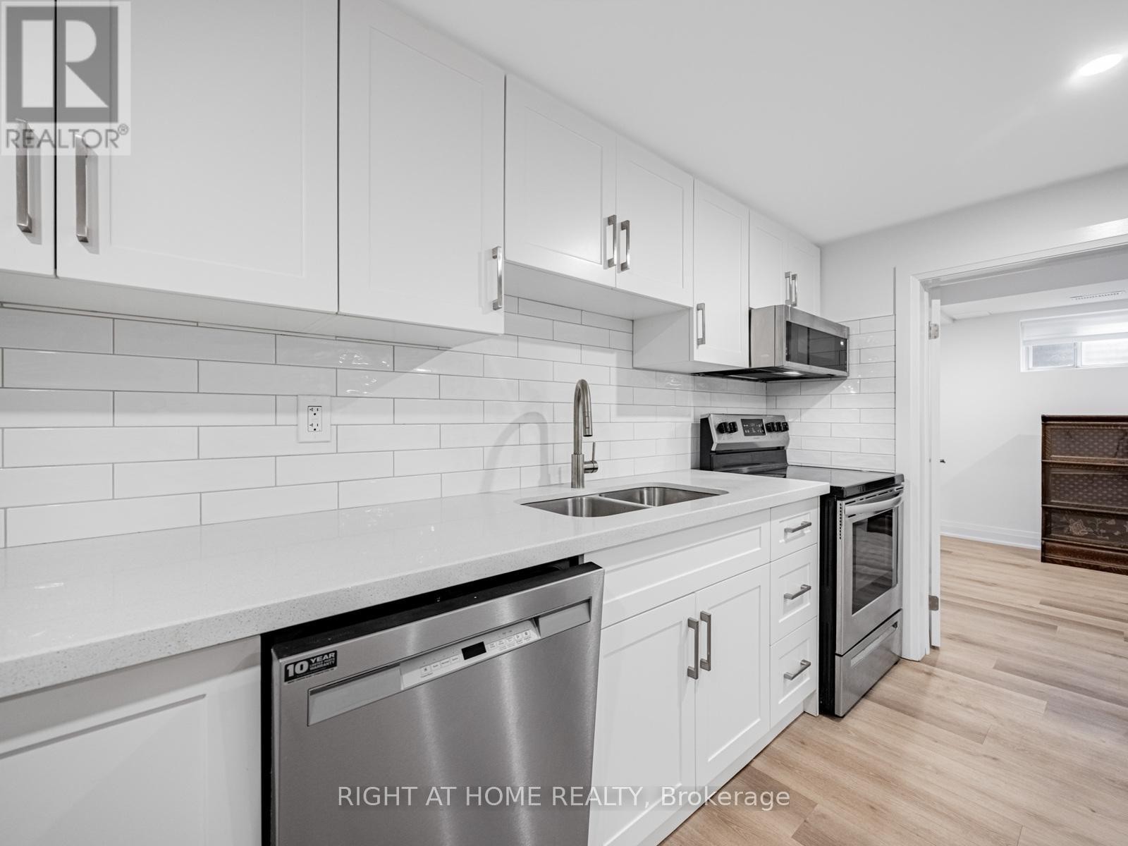 












883 FRANCIS ROAD

,
Burlington (LaSalle),




Ontario
L7T3Y3

