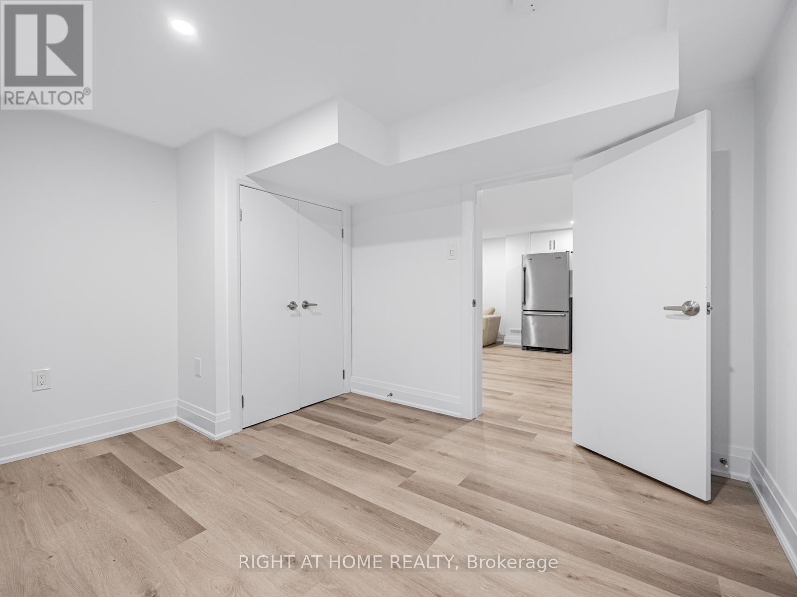 












883 FRANCIS ROAD

,
Burlington (LaSalle),




Ontario
L7T3Y3

