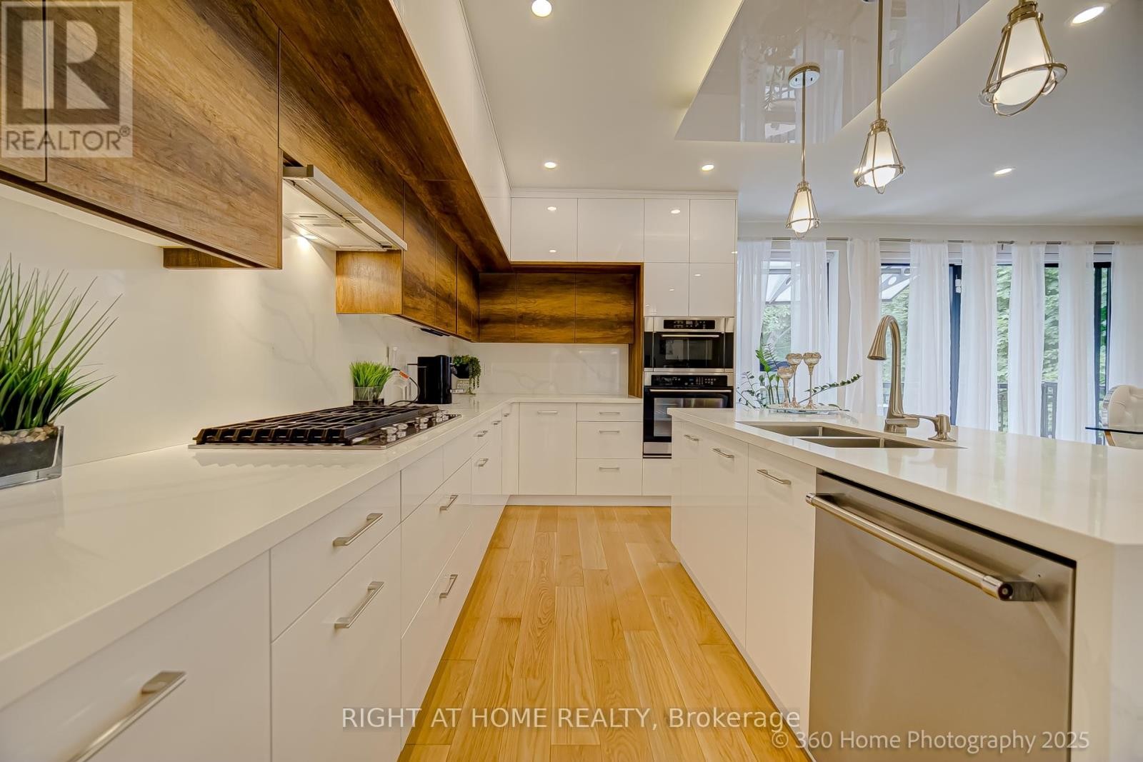 












238 RENFORTH DRIVE

,
Toronto (Markland Wood),




Ontario
M9C2K9


