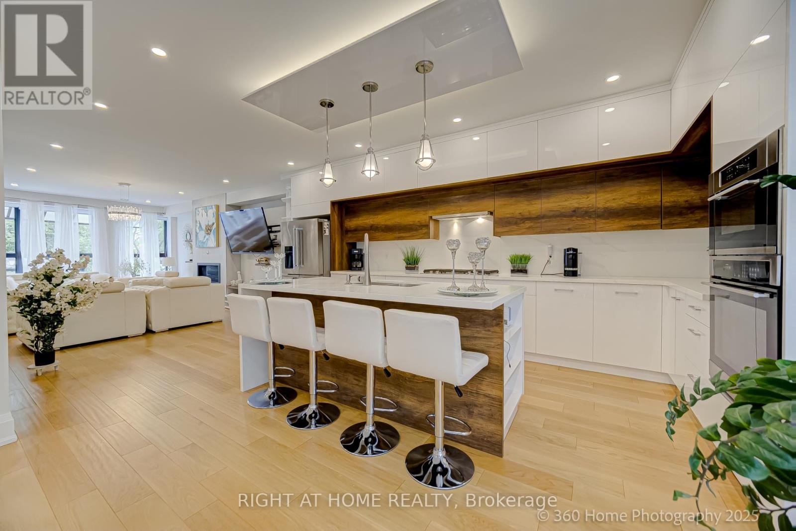 












238 RENFORTH DRIVE

,
Toronto (Markland Wood),




Ontario
M9C2K9


