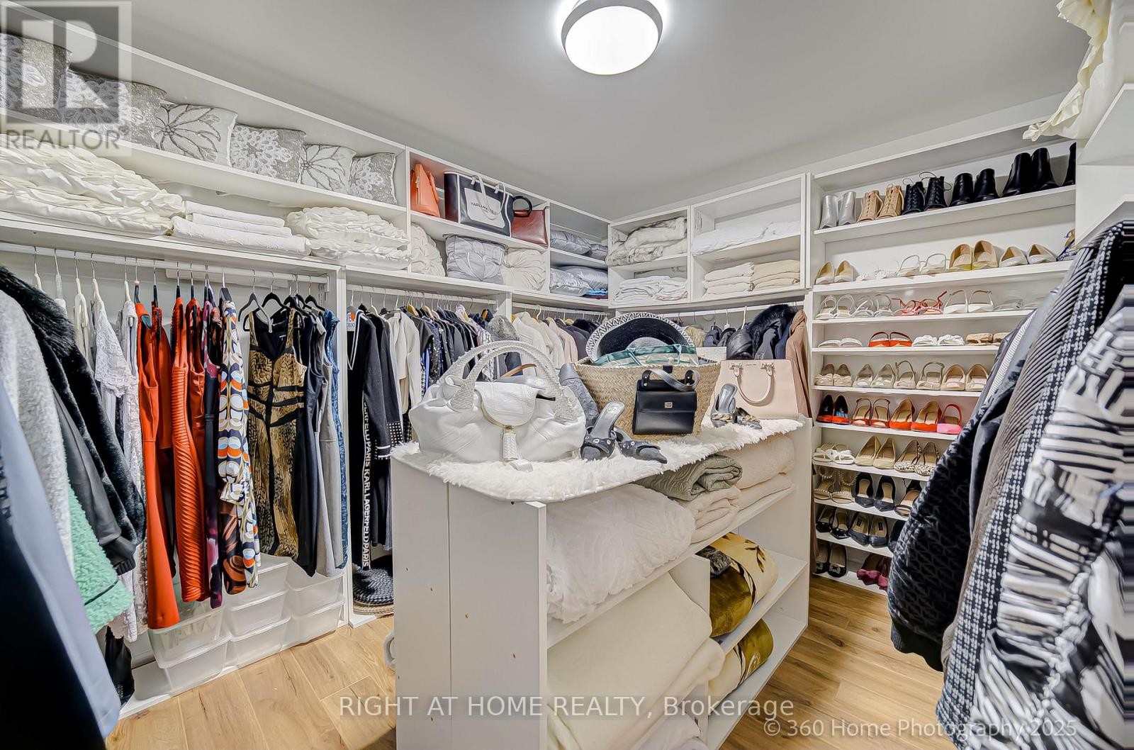 












238 RENFORTH DRIVE

,
Toronto (Markland Wood),




Ontario
M9C2K9

