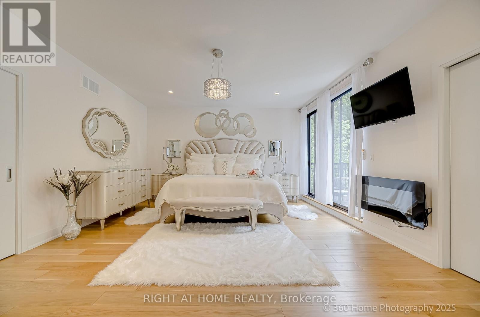 












238 RENFORTH DRIVE

,
Toronto (Markland Wood),




Ontario
M9C2K9

