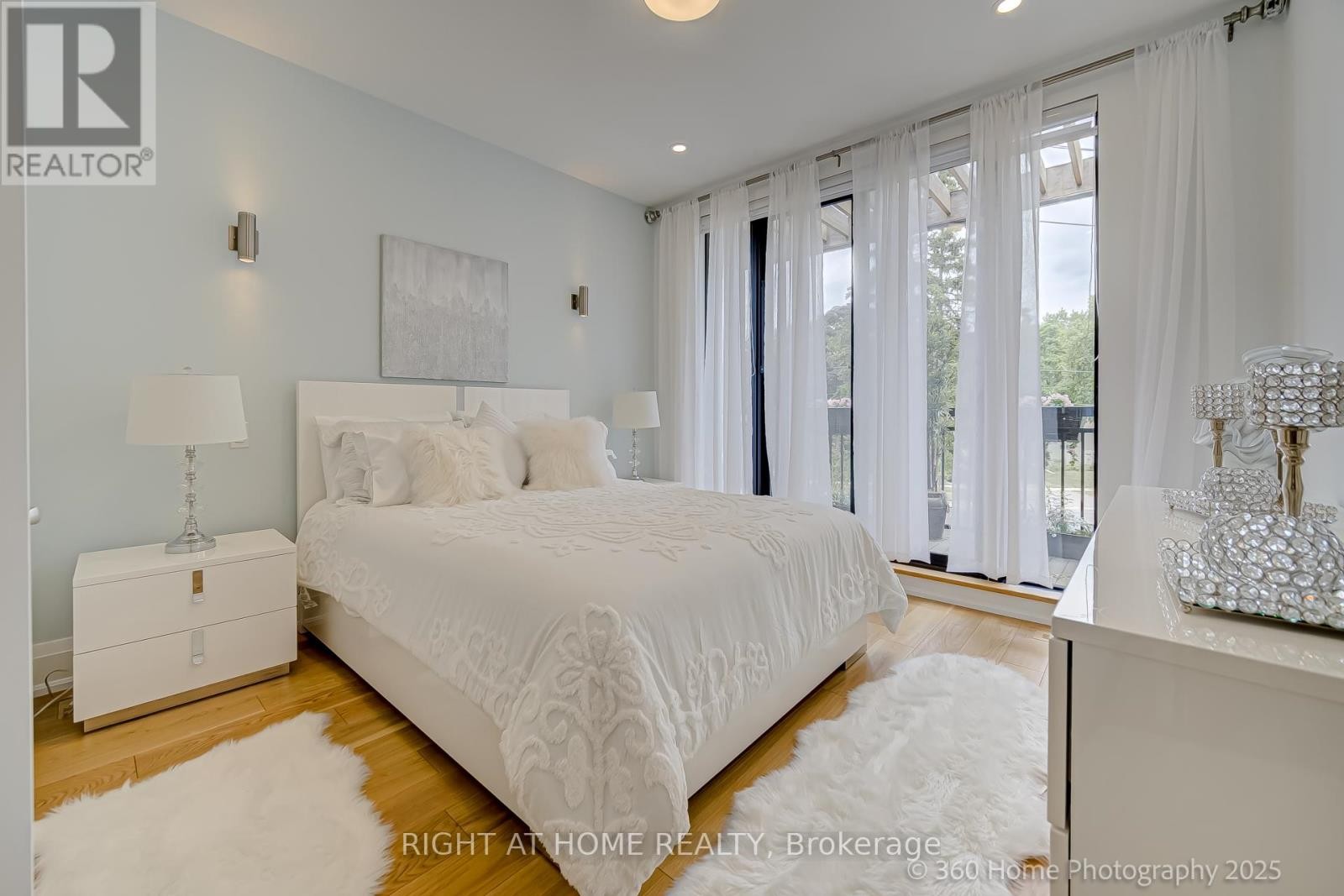 












238 RENFORTH DRIVE

,
Toronto (Markland Wood),




Ontario
M9C2K9

