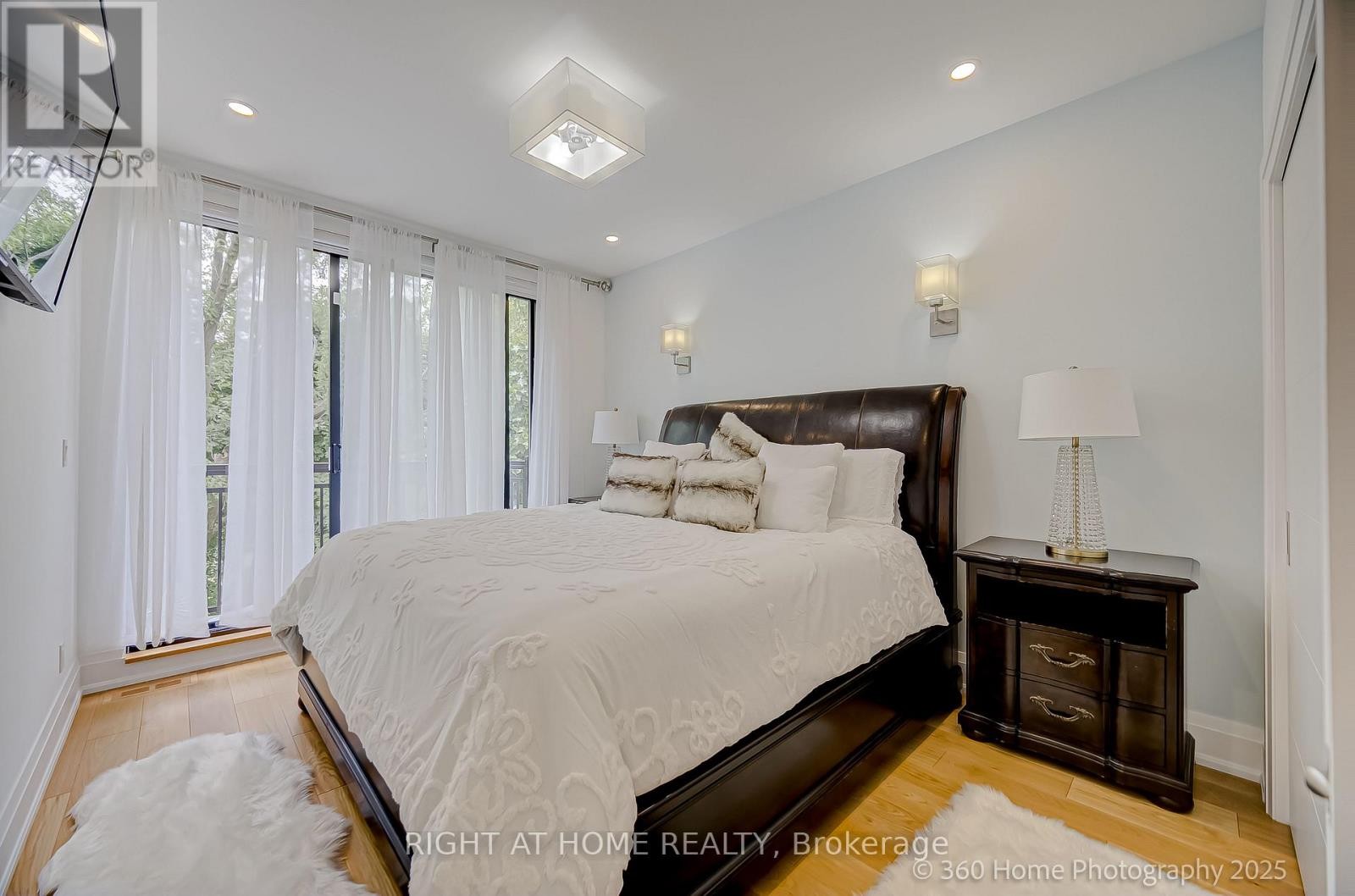 












238 RENFORTH DRIVE

,
Toronto (Markland Wood),




Ontario
M9C2K9

