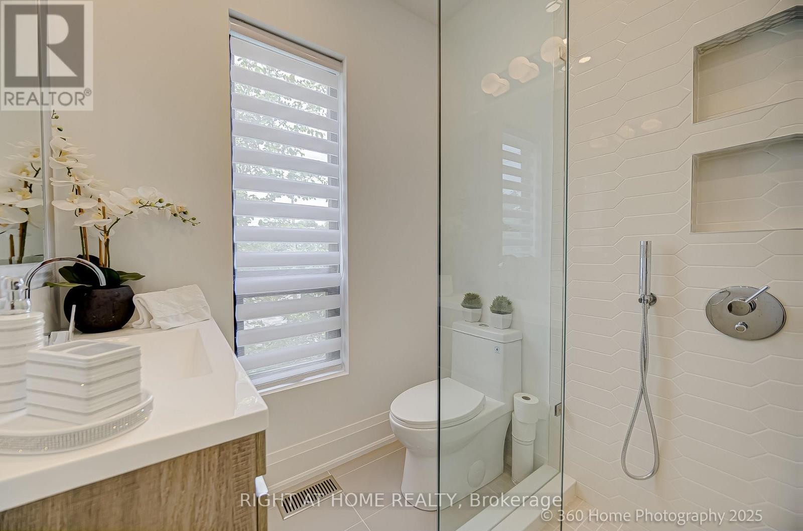 












238 RENFORTH DRIVE

,
Toronto (Markland Wood),




Ontario
M9C2K9


