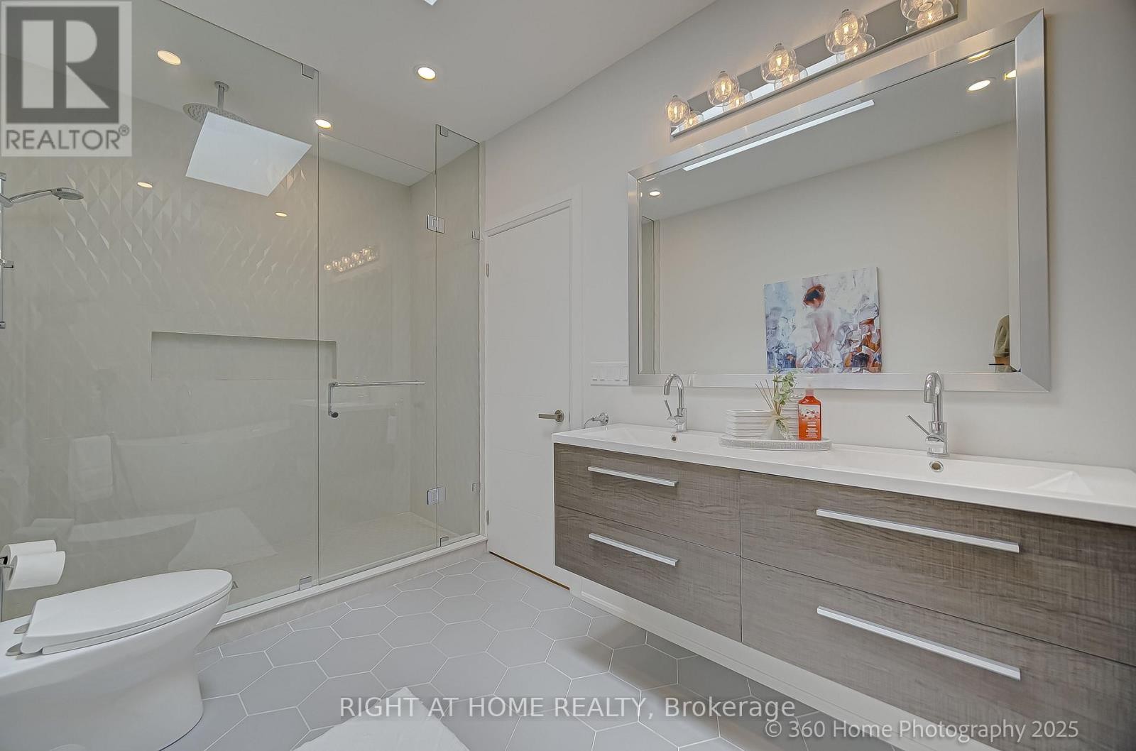 












238 RENFORTH DRIVE

,
Toronto (Markland Wood),




Ontario
M9C2K9

