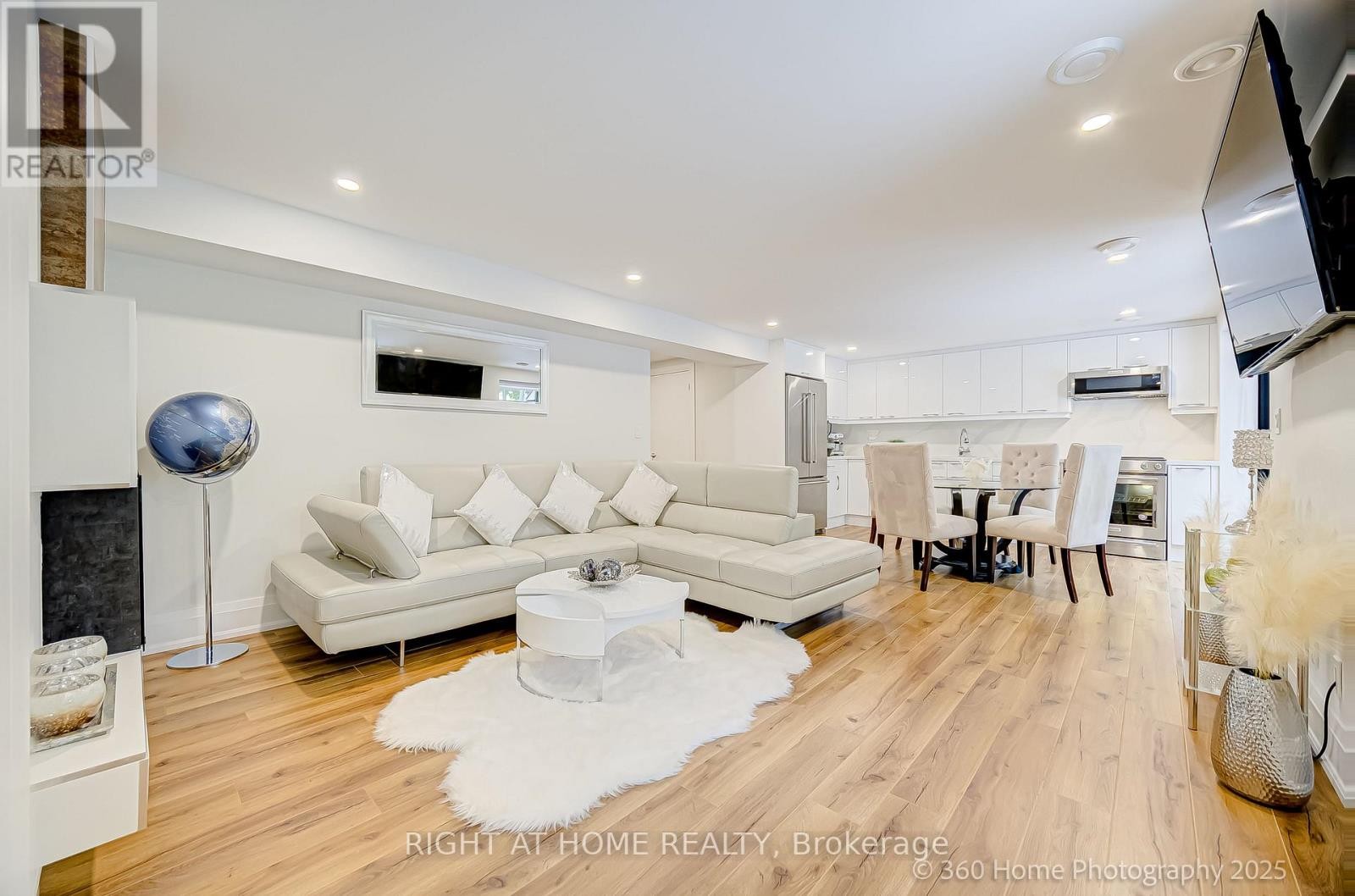 












238 RENFORTH DRIVE

,
Toronto (Markland Wood),




Ontario
M9C2K9

