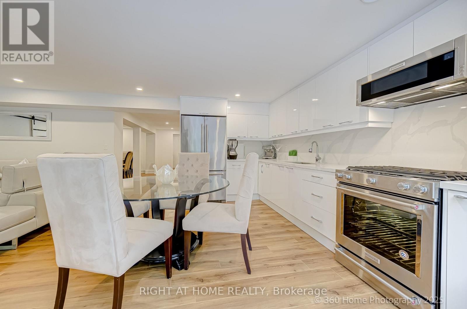 












238 RENFORTH DRIVE

,
Toronto (Markland Wood),




Ontario
M9C2K9

