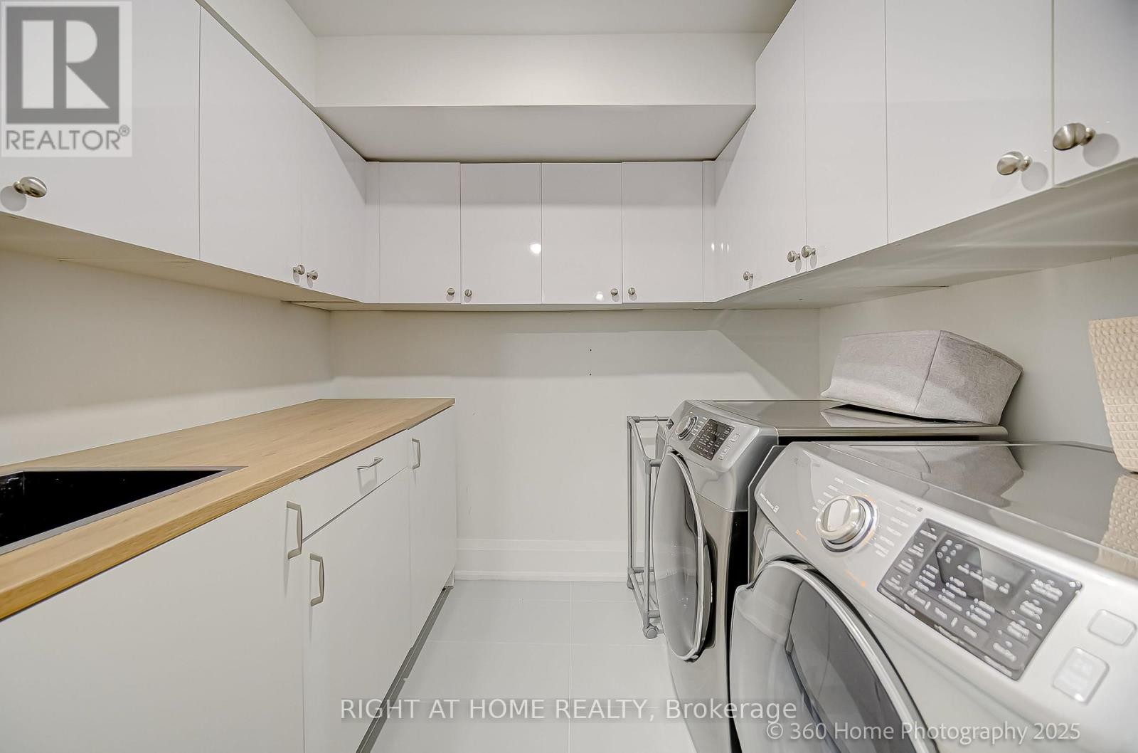 












238 RENFORTH DRIVE

,
Toronto (Markland Wood),




Ontario
M9C2K9

