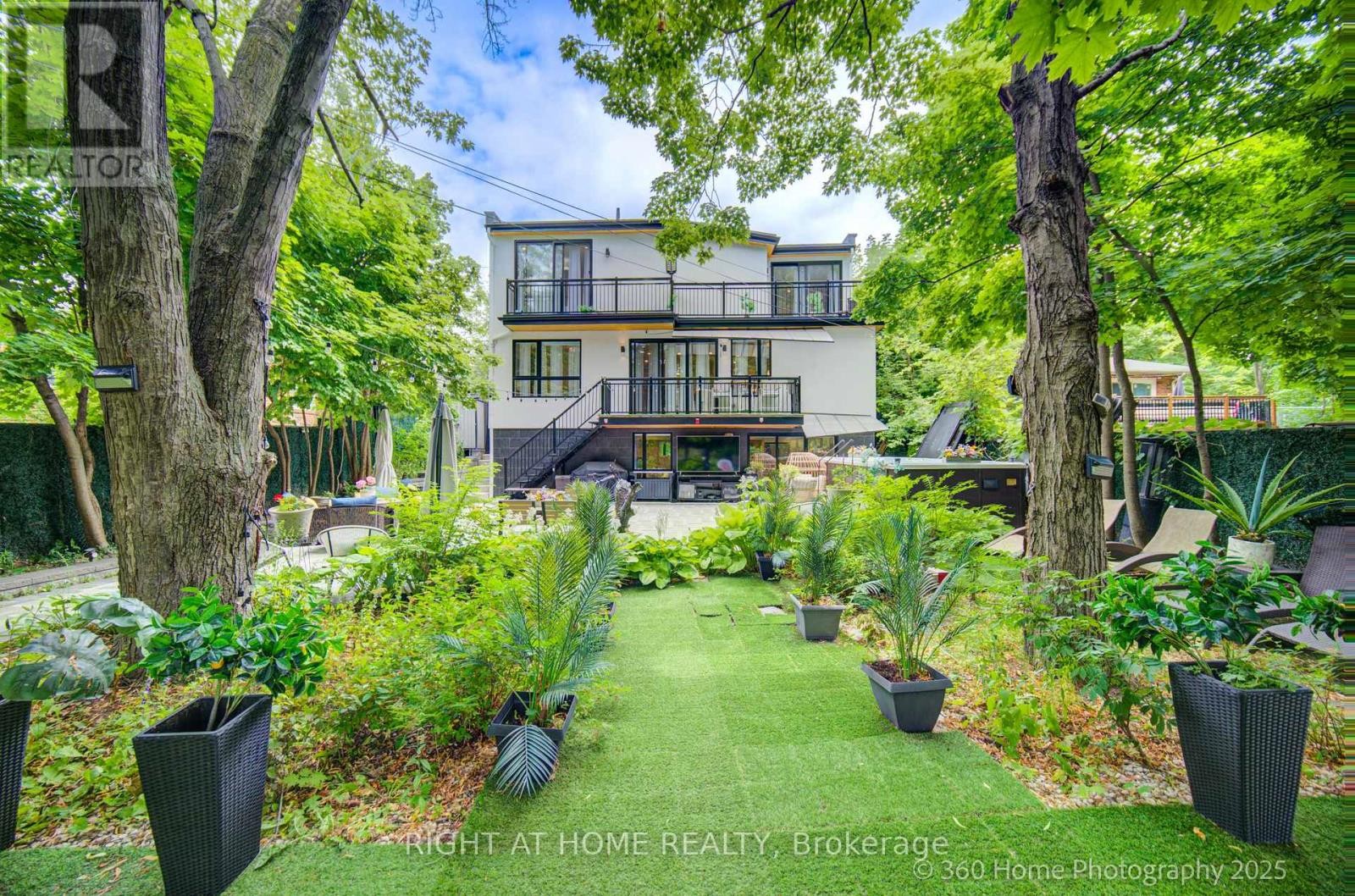 












238 RENFORTH DRIVE

,
Toronto (Markland Wood),




Ontario
M9C2K9

