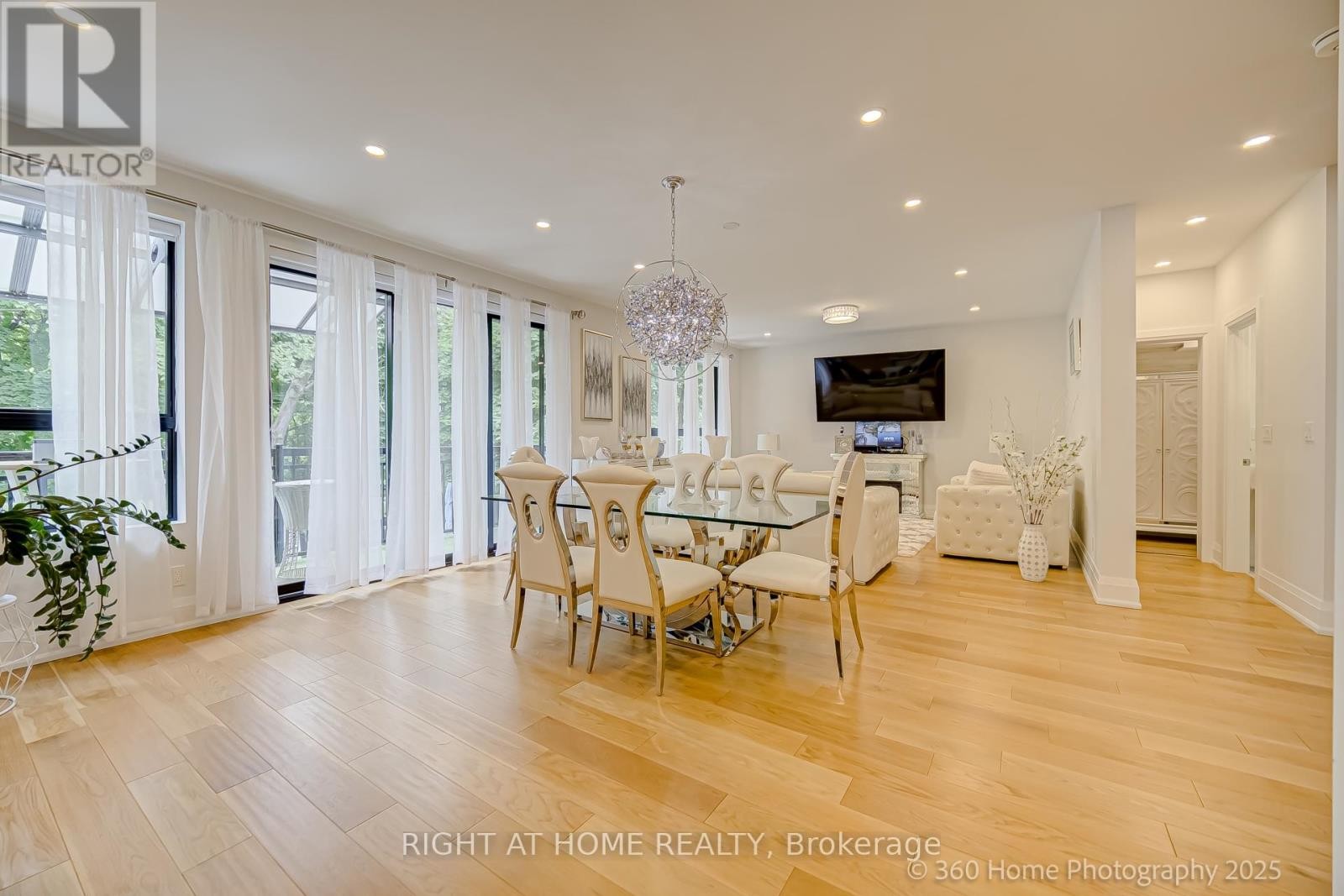 












238 RENFORTH DRIVE

,
Toronto (Markland Wood),




Ontario
M9C2K9

