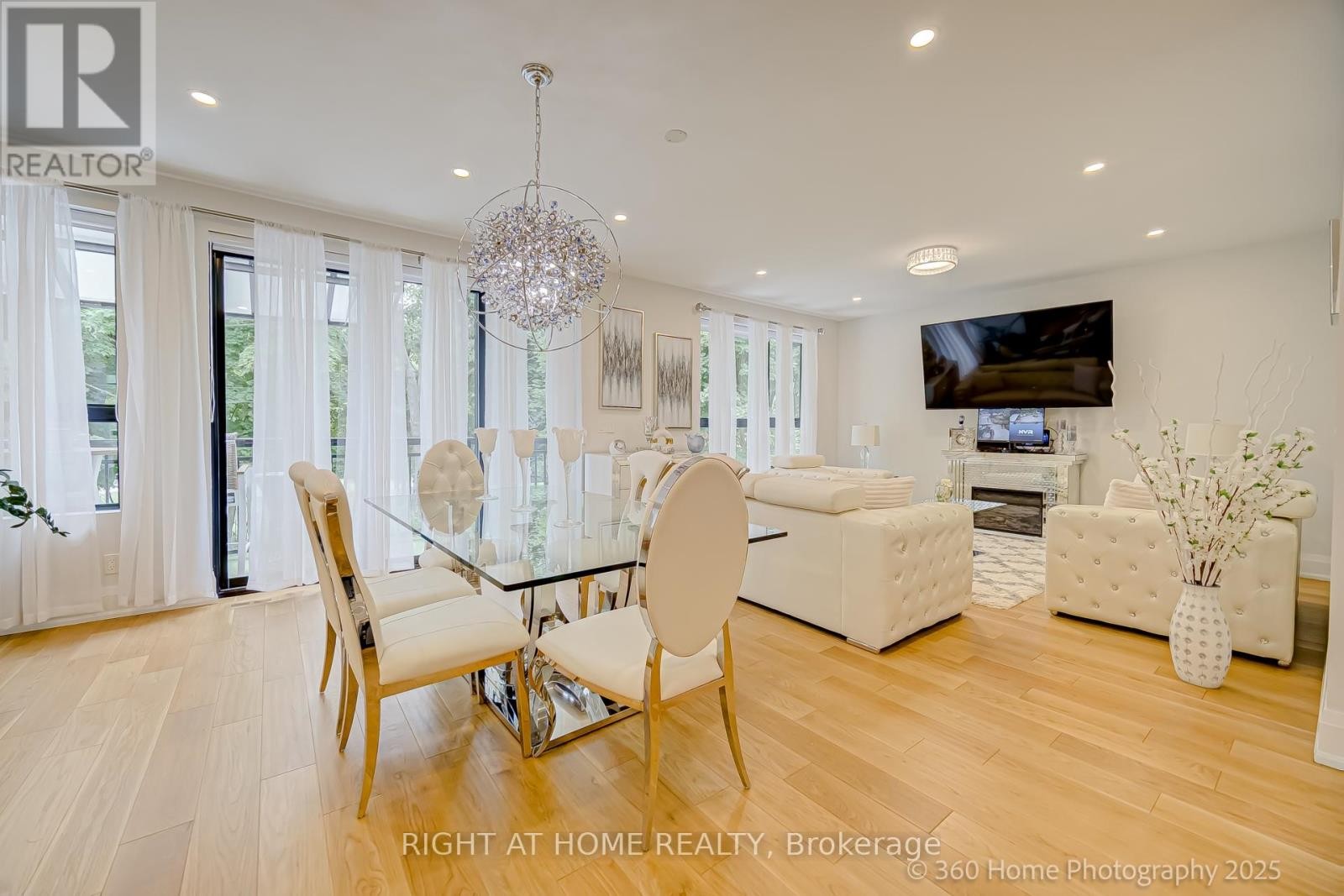 












238 RENFORTH DRIVE

,
Toronto (Markland Wood),




Ontario
M9C2K9

