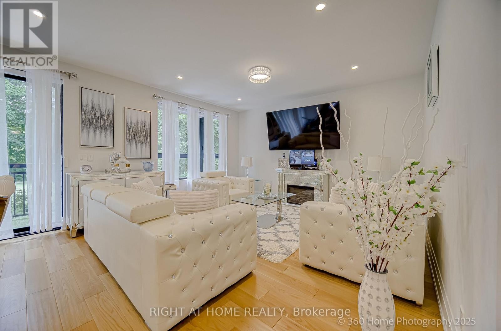 












238 RENFORTH DRIVE

,
Toronto (Markland Wood),




Ontario
M9C2K9


