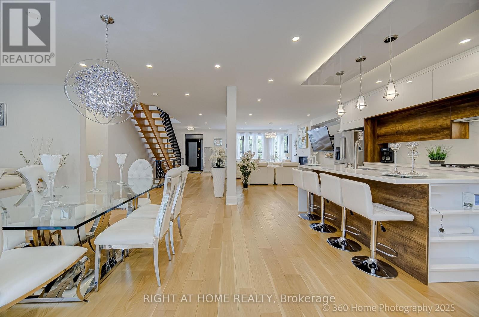 












238 RENFORTH DRIVE

,
Toronto (Markland Wood),




Ontario
M9C2K9

