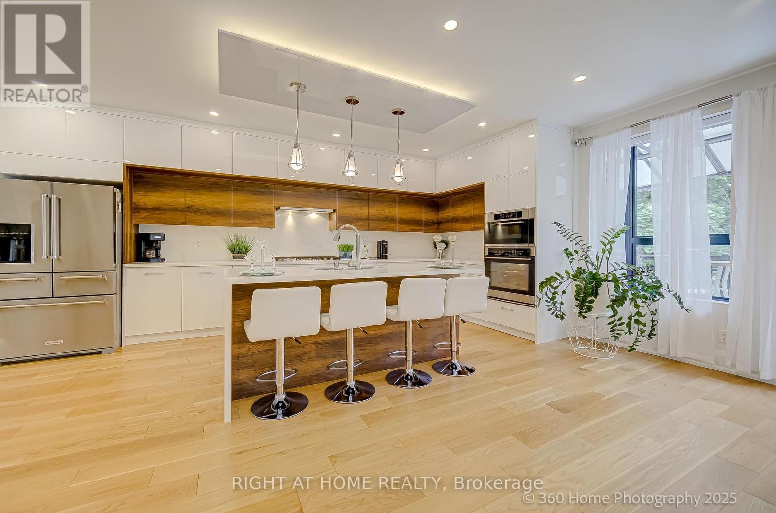 












238 RENFORTH DRIVE

,
Toronto (Markland Wood),




Ontario
M9C2K9

