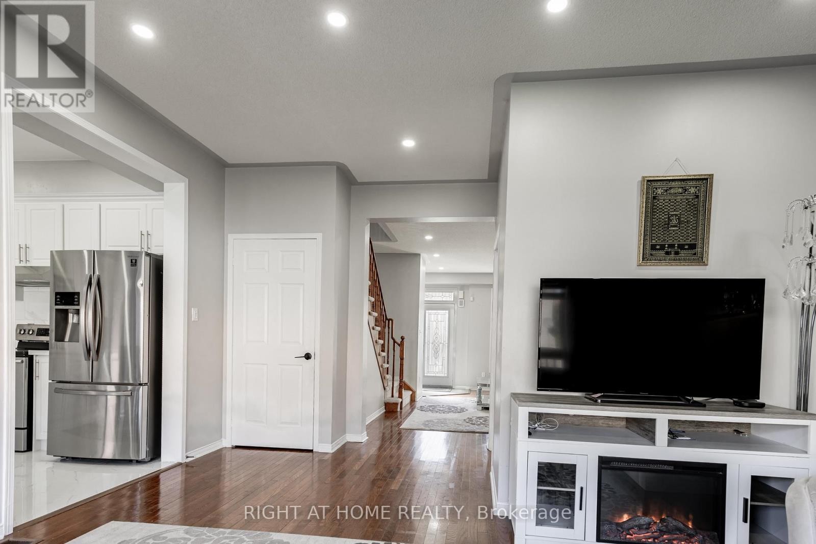 












1107 BONIN CRESCENT

,
Milton (CL Clarke),




Ontario
L9T0B2

