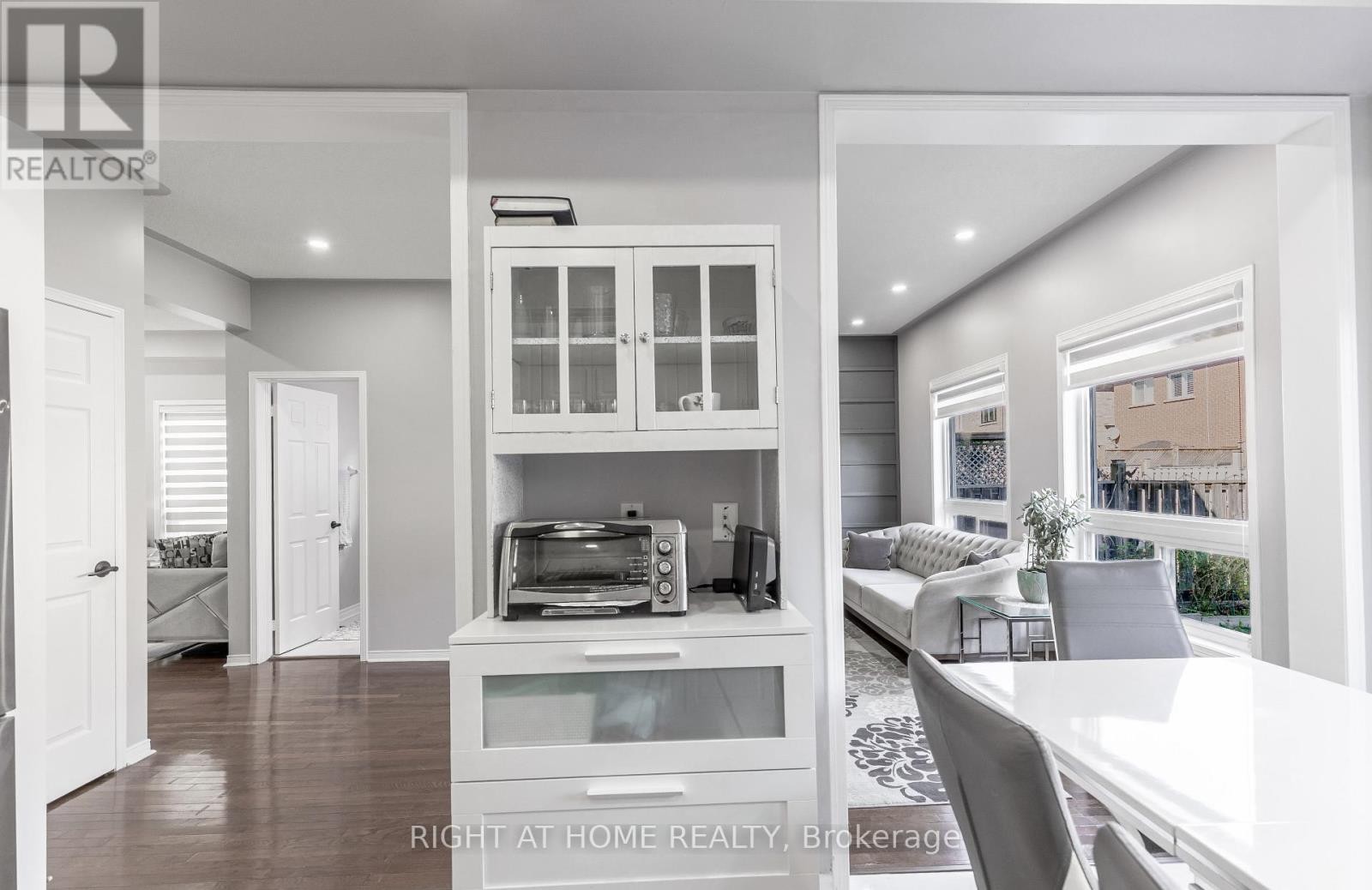 












1107 BONIN CRESCENT

,
Milton (CL Clarke),




Ontario
L9T0B2

