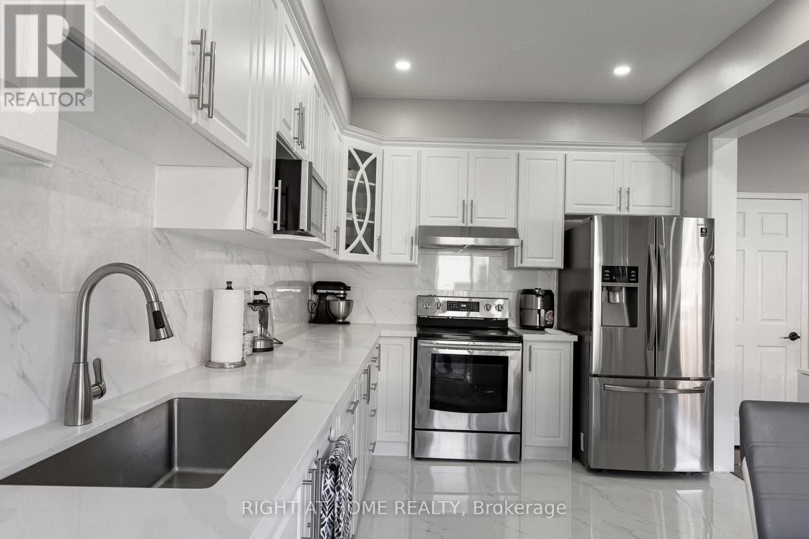 












1107 BONIN CRESCENT

,
Milton (CL Clarke),




Ontario
L9T0B2

