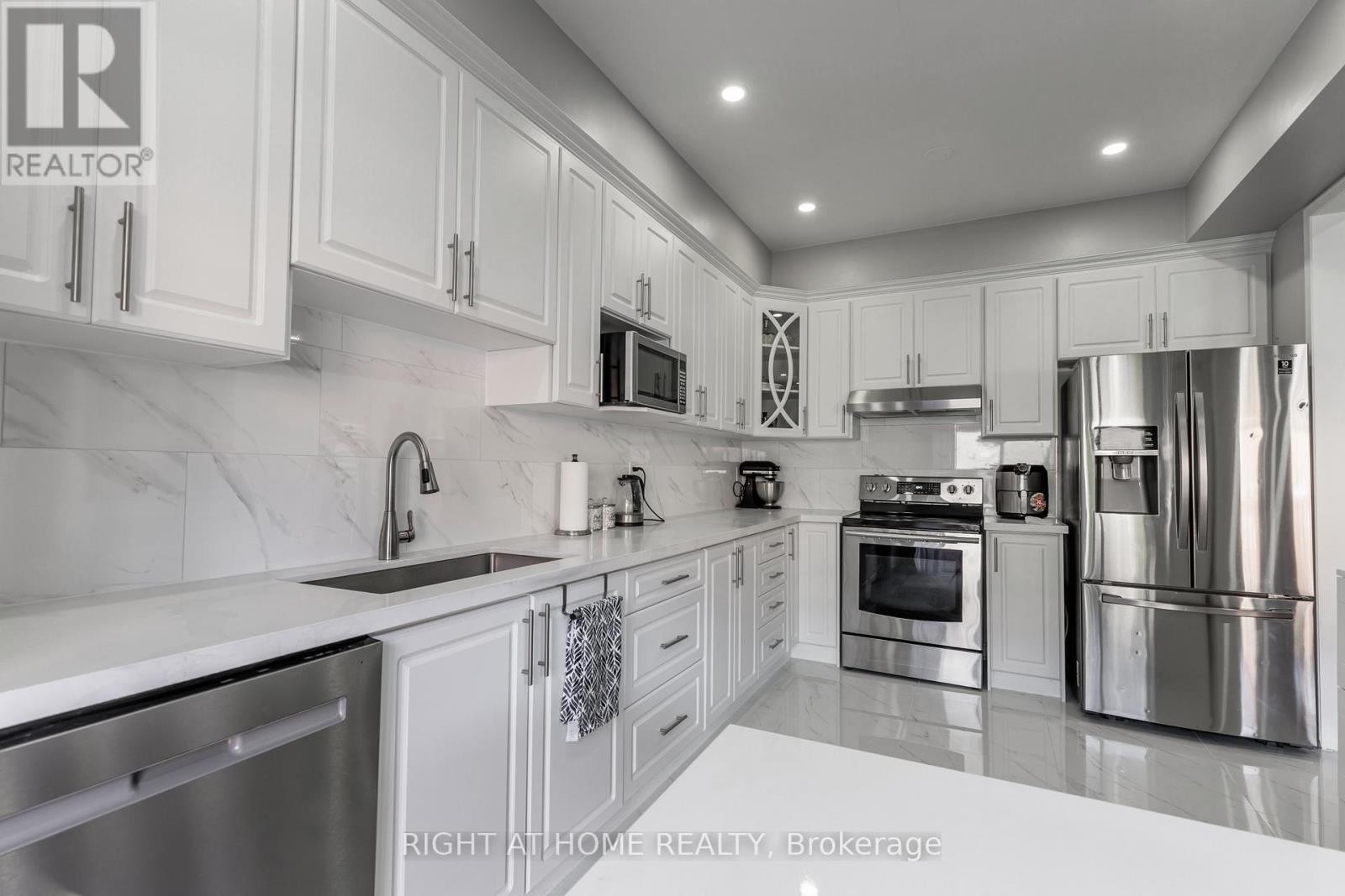 












1107 BONIN CRESCENT

,
Milton (CL Clarke),




Ontario
L9T0B2

