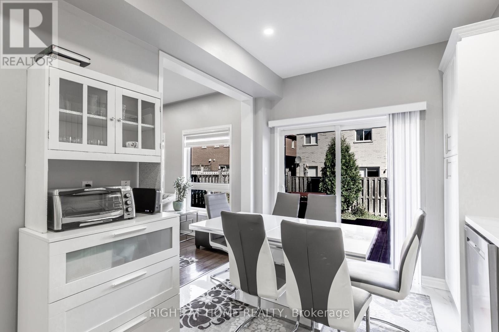 












1107 BONIN CRESCENT

,
Milton (CL Clarke),




Ontario
L9T0B2

