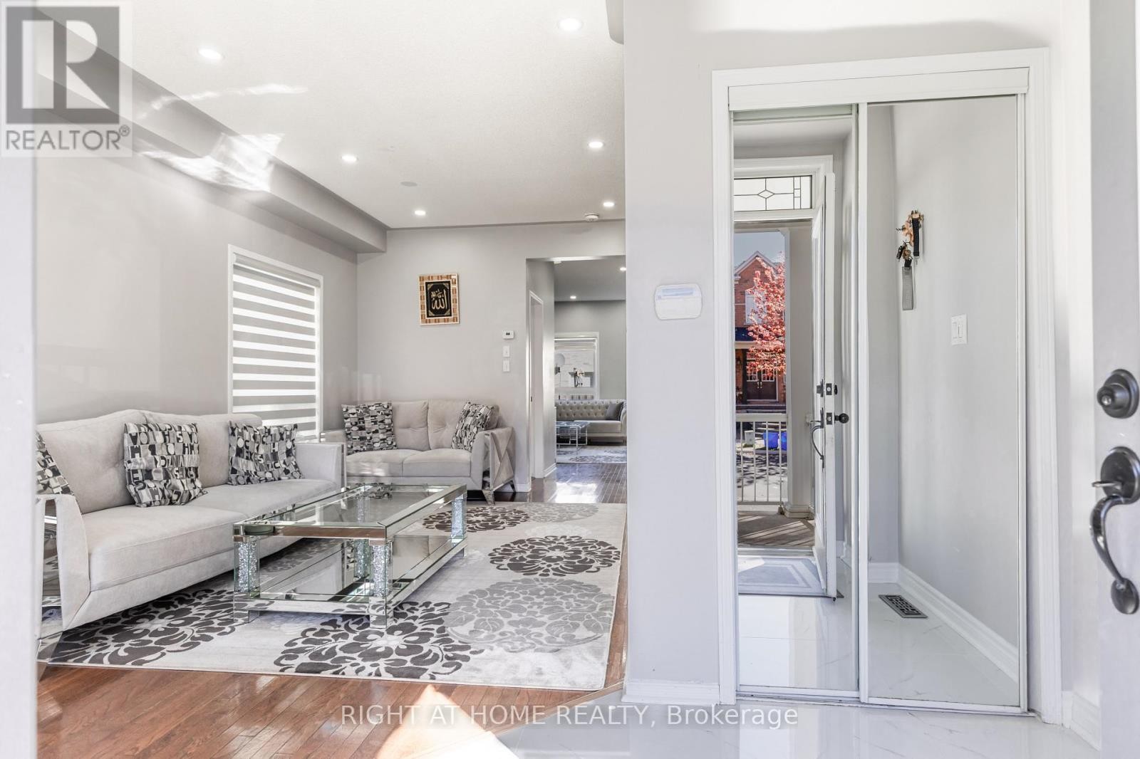 












1107 BONIN CRESCENT

,
Milton (CL Clarke),




Ontario
L9T0B2

