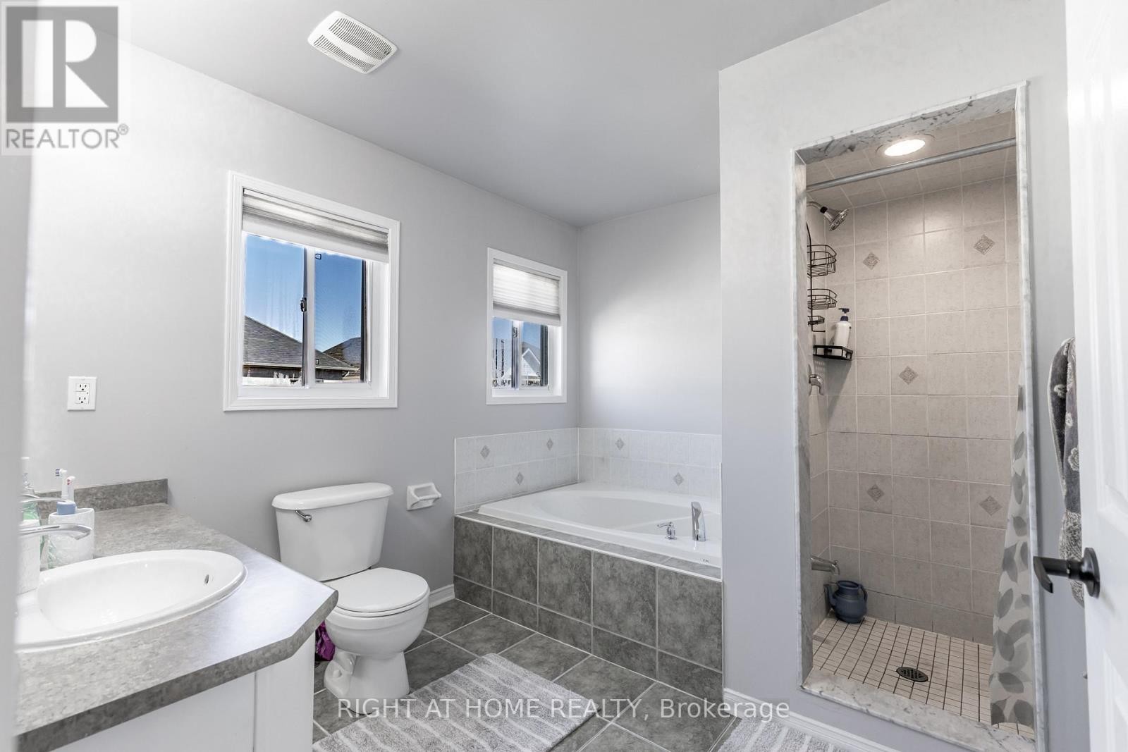 












1107 BONIN CRESCENT

,
Milton (CL Clarke),




Ontario
L9T0B2

